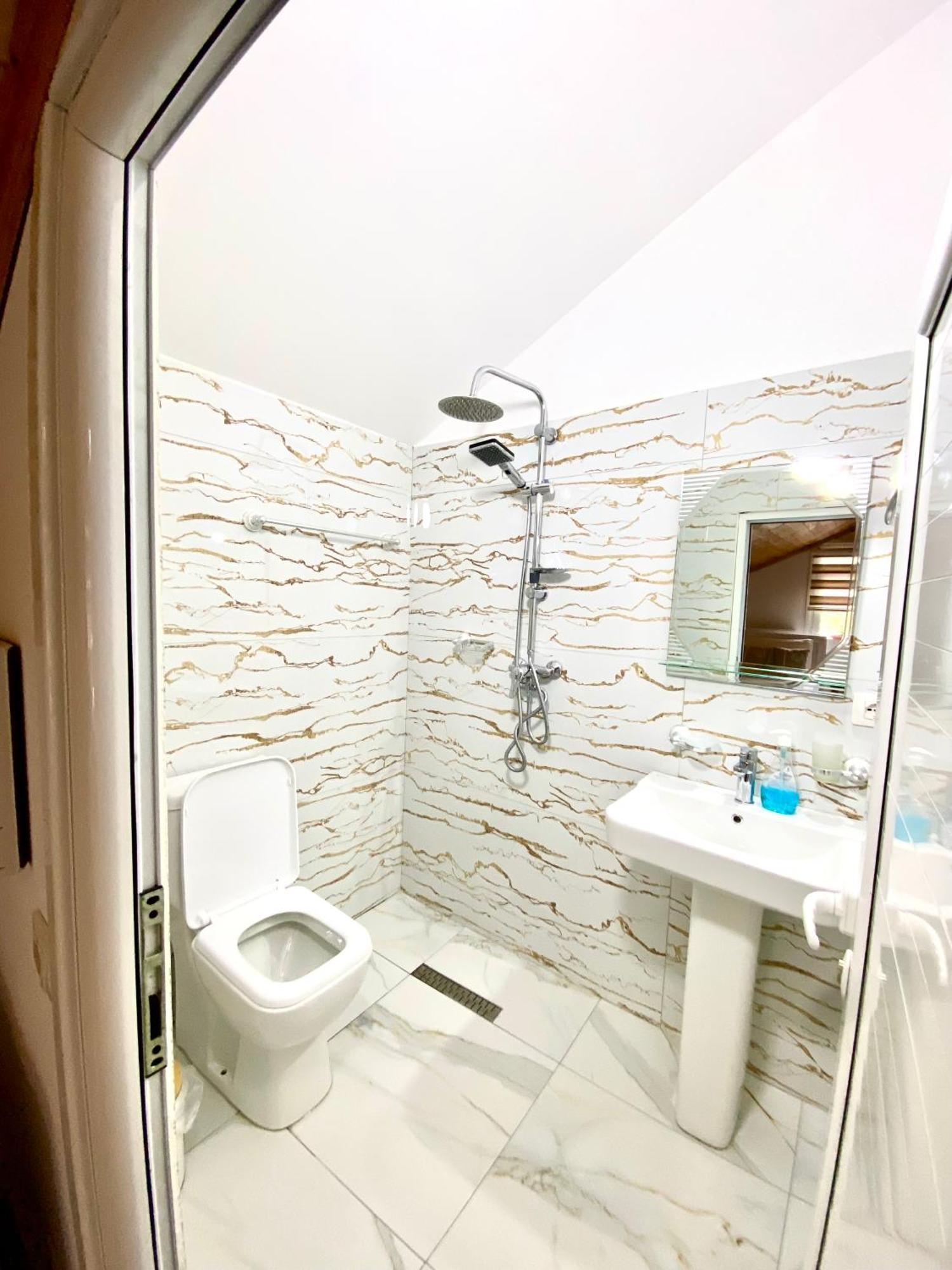 Guest House Rean Berat Bagian luar foto